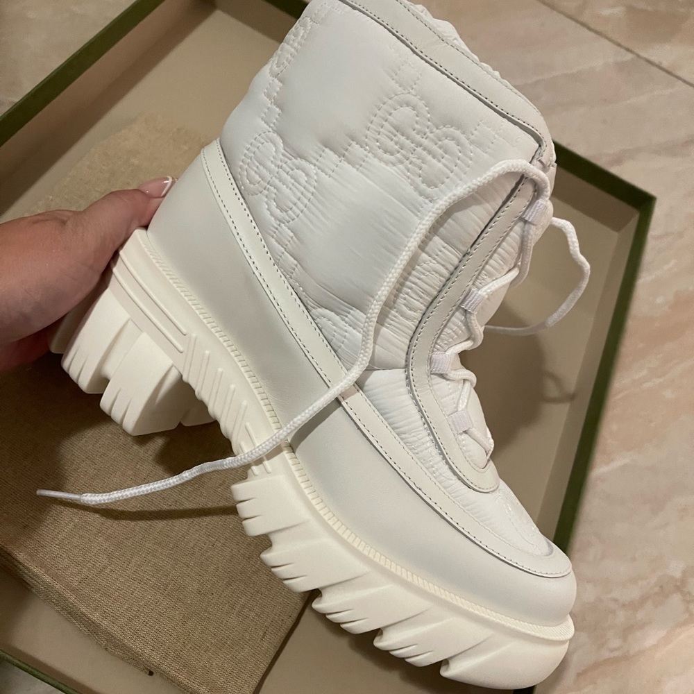 BRAND NEW puffer white gucci boots
